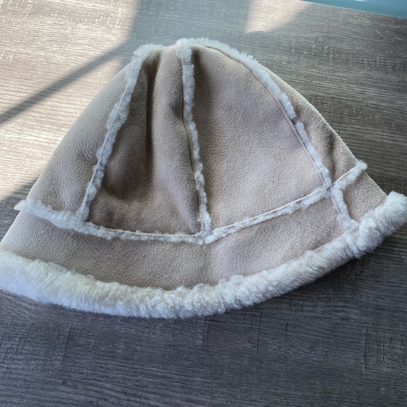 Ugg Australian Shearling Sheepskin Winter Hat - Picture 2 of 3